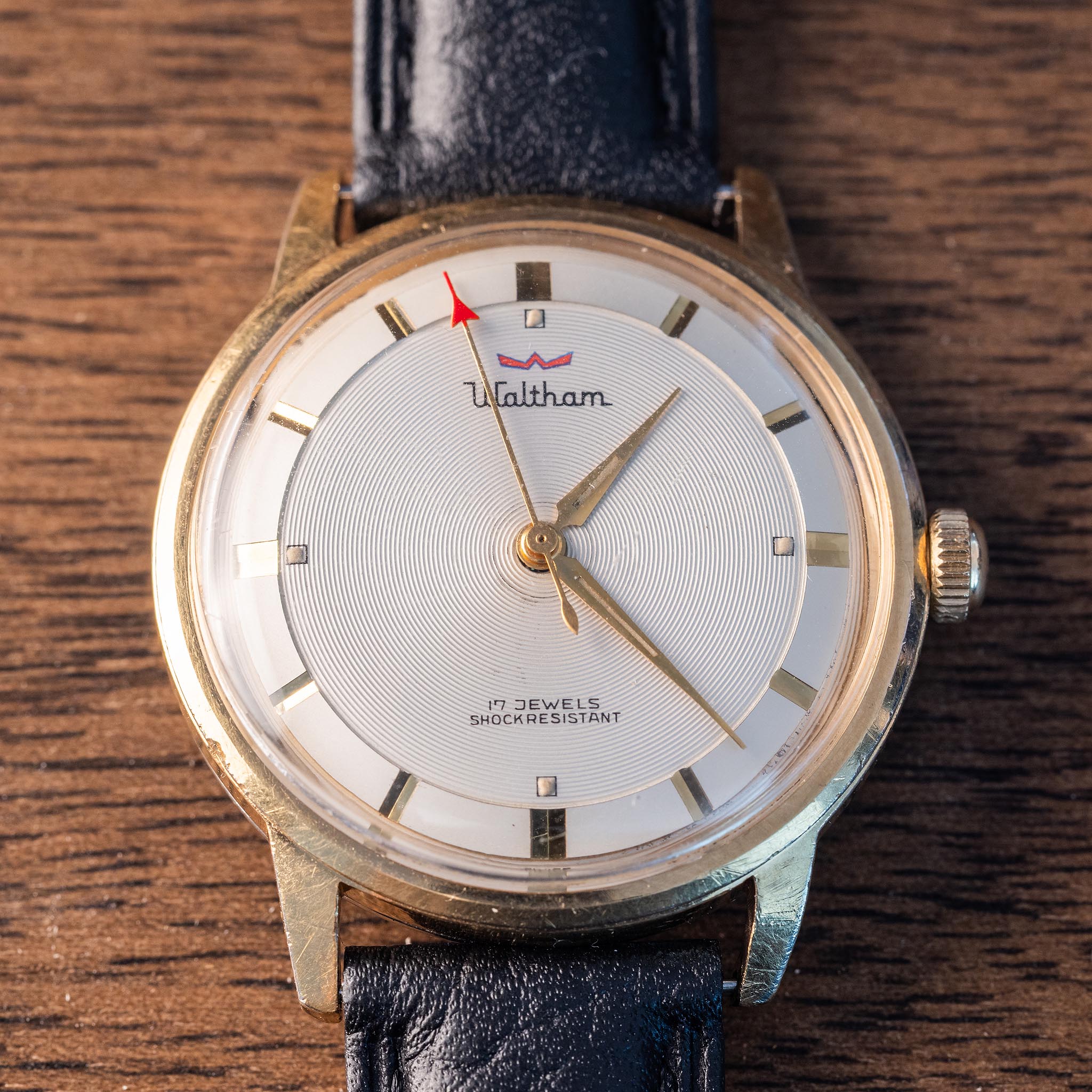 Vintage Waltham 17-jewel wristwatch showing the distinctive red spear-tipped central seconds hand.